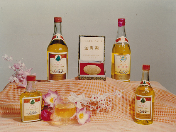 龍山酒業(yè)-1988三蛇酒（全國輕工業(yè)出口產(chǎn)品展覽會金質(zhì)獎）